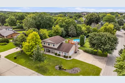 9301 S Sherwood Dr, Franklin, WI 53132 - Photo 7