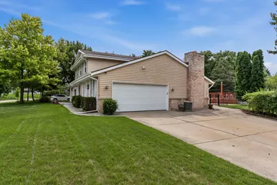 9301 S Sherwood Dr, Franklin, WI 53132 - Photo 5