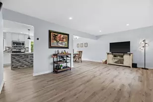 N113W13033 Crestview Dr, Germantown, WI 53022 - Photo 5