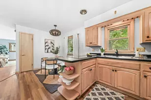 11707 W Oxford Pl, Wauwatosa, WI 53226 - Photo 9