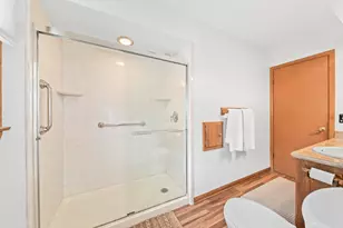 11707 W Oxford Pl, Wauwatosa, WI 53226 - Photo 13