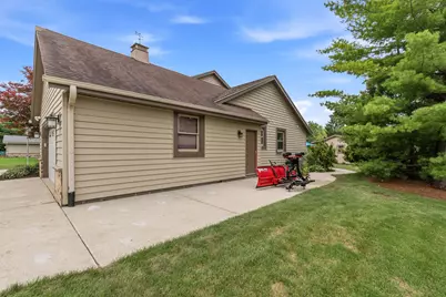 W144N4871  Stone Dr, Menomonee Falls, WI 53051 - Photo 7