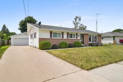 2015  Richmond Ave, Manitowoc, WI 54220 - Photo 1