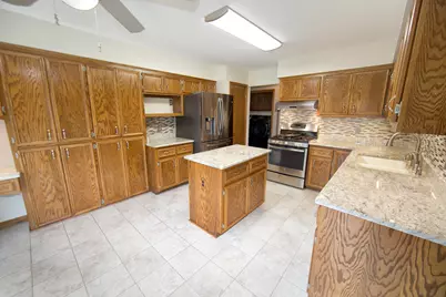 5360 S Cambridge Ln, Greenfield, WI 53221 - Photo 9