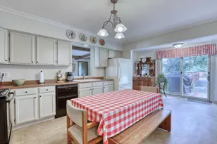 W304N2426 Maple Ave, Delafield, WI 53072 - Photo 9