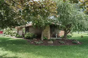 1605 Country Club Ln, Watertown, WI 53098 - Photo 3