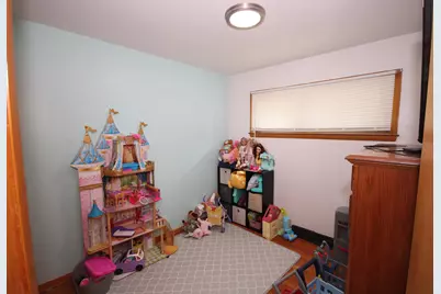 9000 W Custer Ave, Milwaukee, WI 53225 - Photo 15