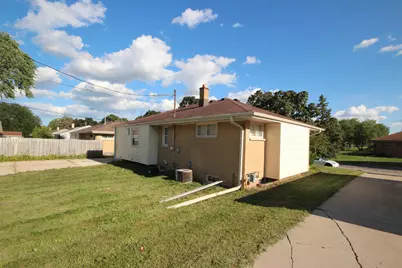 9000 W Custer Ave, Milwaukee, WI 53225 - Photo 25