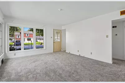 5555 N Mohawk Ave, Glendale, WI 53217 - Photo 5