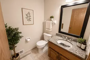W146N10907 Heritage Pkwy, Germantown, WI 53022 - Photo 19