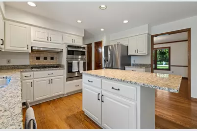 7123 W Lantern Ln, Mequon, WI 53092 - Photo 9