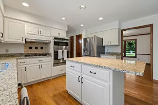 7123 W Lantern Ln, Mequon, WI 53092 - Photo 9