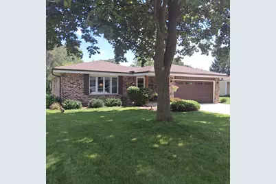 548  Oakwood Dr, Hartland, WI 53029 - Photo 1