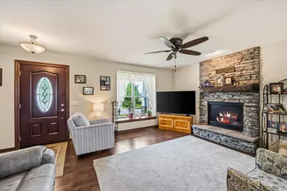 2748  Gateway Ave, Hartford, WI 53027 - Photo 3