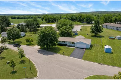 747  Margaret St, Sparta, WI 54656 - Photo 3
