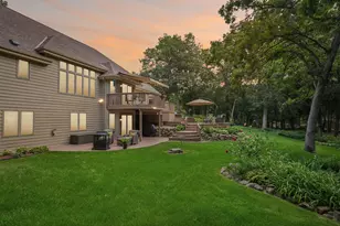 493 Lillian Ct, Delafield, WI 53018 - Photo 5