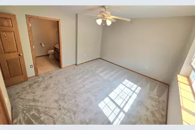520  Windstone Dr, Hartland, WI 53029 - Photo 9