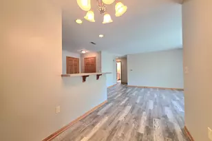 520 Windstone Dr, Hartland, WI 53029 - Photo 3
