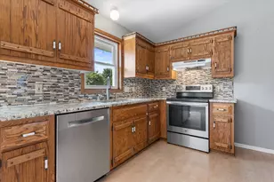 W162N10591 Auburn Ln, Germantown, WI 53022 - Photo 7