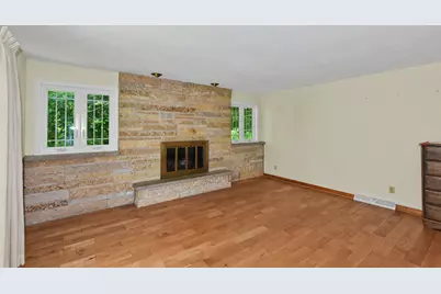 1025 W Cumberland Dr, Waukesha, WI 53186 - Photo 7