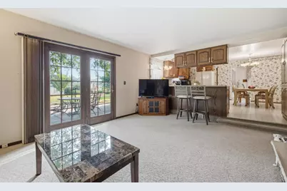 325 E Parkway Estates Dr, Oak Creek, WI 53154 - Photo 11