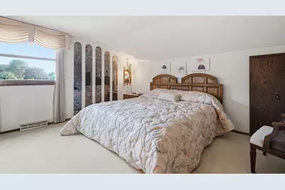 325 E Parkway Estates Dr, Oak Creek, WI 53154 - Photo 17