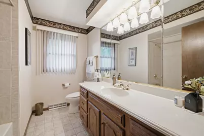 325 E Parkway Estates Dr, Oak Creek, WI 53154 - Photo 15