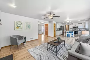 W273N2420 Arlington Ct, Pewaukee, WI 53072 - Photo 7