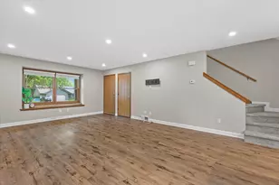 635 W Briarknoll Ct, Saukville, WI 53080 - Photo 5