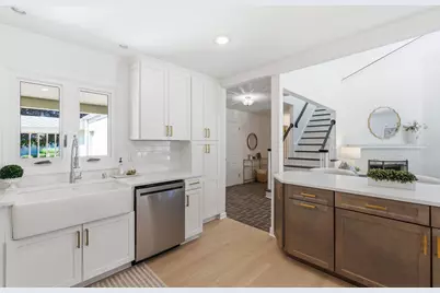 10042 N Holmes Ct, Mequon, WI 53092 - Photo 7
