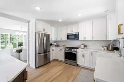 10042 N Holmes Ct, Mequon, WI 53092 - Photo 9