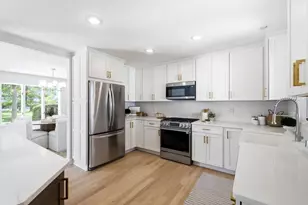 10042 N Holmes Ct, Mequon, WI 53092 - Photo 9