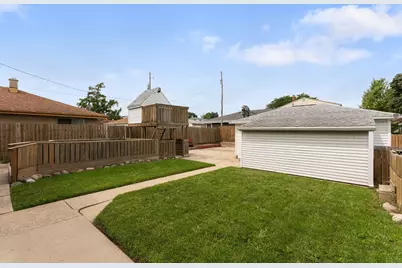 8302 W Courtland Ave, Milwaukee, WI 53218 - Photo 17
