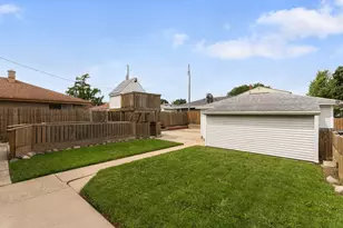 8302 W Courtland Ave, Milwaukee, WI 53218 - Photo 17