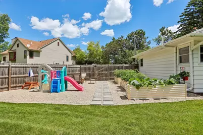 7815 N Chadwick Ct, Glendale, WI 53217 - Photo 41