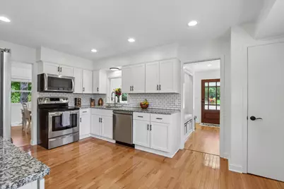 7815 N Chadwick Ct, Glendale, WI 53217 - Photo 15