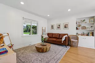7815 N Chadwick Ct, Glendale, WI 53217 - Photo 9