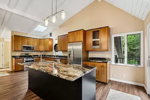 W333S221 Glen Oaks Dr, Delafield, WI 53018 - Photo 23