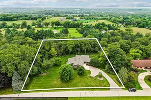 W333S221 Glen Oaks Dr, Delafield, WI 53018 - Photo 11