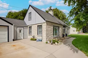 113 N 121st St, Wauwatosa, WI 53226 - Photo 3