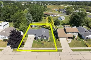 1668 Atlanta Cir, Manitowoc, WI 54220 - Photo 3