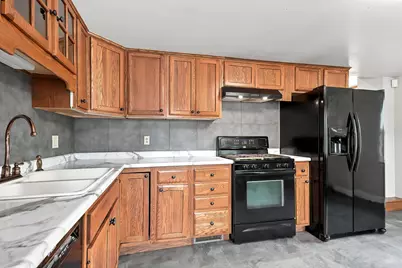 825  St Patrick St, Racine, WI 53402 - Photo 9