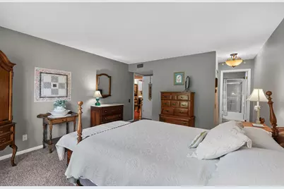 940 W Heritage Ct #104, Mequon, WI 53092 - Photo 9