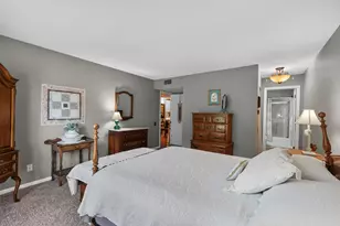 940 W Heritage Ct, Mequon, WI 53092 - Photo 9