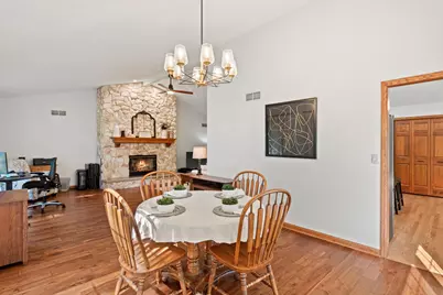 7727 W Maple Ridge Ct, Franklin, WI 53132 - Photo 5