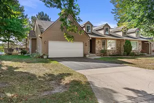 7727 W Maple Ridge Ct, Franklin, WI 53132 - Photo 1