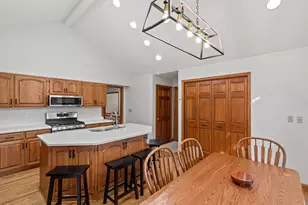 7727 W Maple Ridge Ct, Franklin, WI 53132 - Photo 9