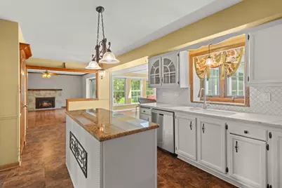 W234S5010  Woodchuck Ln, Waukesha, WI 53189 - Photo 5