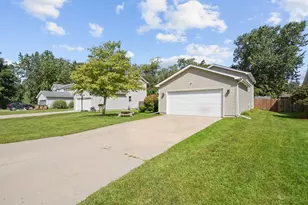 986 93rd St, Pleasant Prairie, WI 53158 - Photo 5
