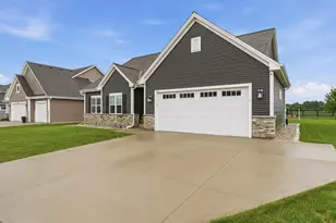 1431 Rosewood Pass, Oconomowoc, WI 53066 - Photo 3